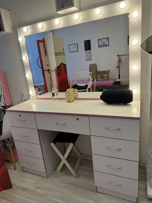 Візажний стіл з підсвіткою