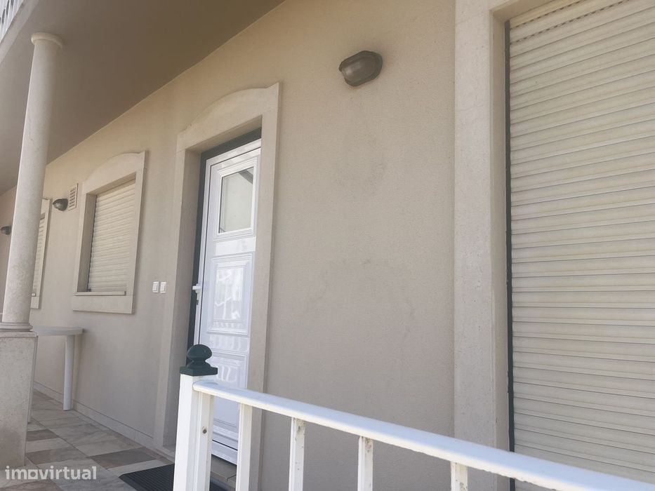 Apartamento T2 na Praia de Paredes de Vitória com varanda e garagem