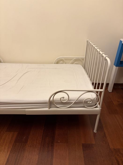 Łóżko IKEA Minnen białe z materacami i prześcieradłem