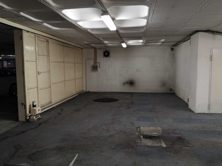 2 lugares garagem em box fechada com porta automática com segurança e armazém anexo