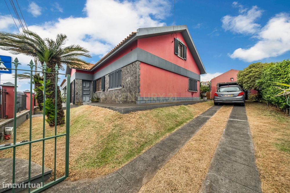 T2 + 1 House with Garden and Garage in Porto Judeu – Angra do Heroísmo