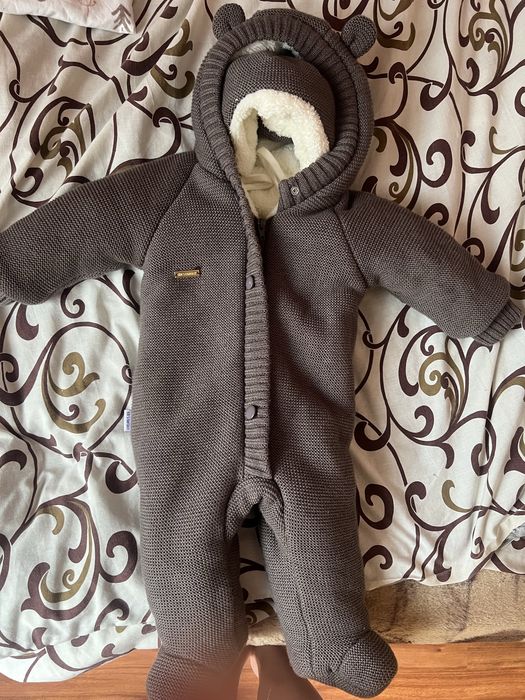 Продам зимний комбинезон 3-6 мес