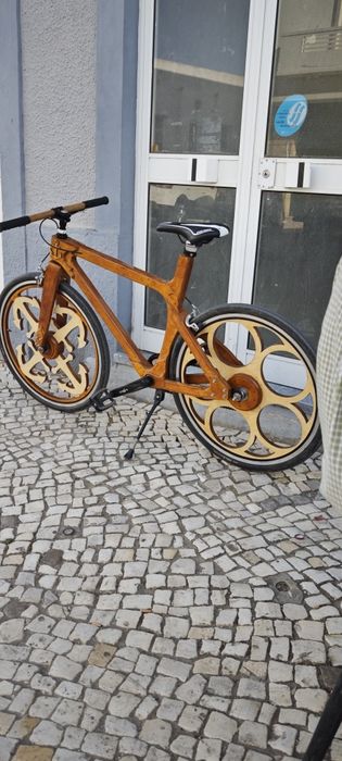 Bicicleta de madeira