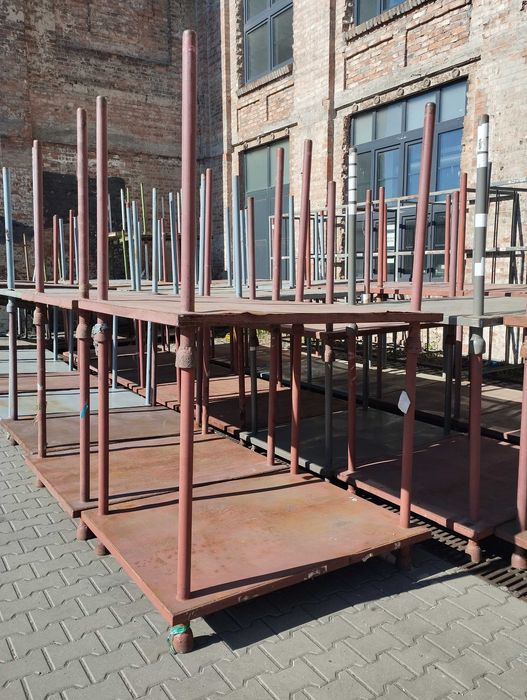 Zbiór palet metalowych