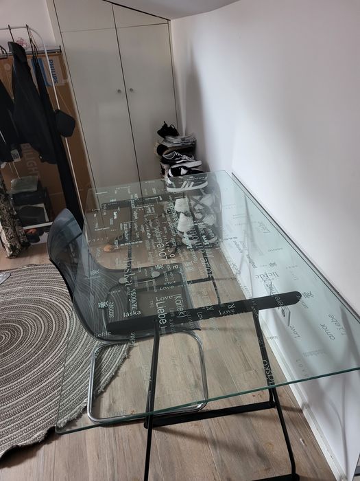 Mesa de vidro com cadeira