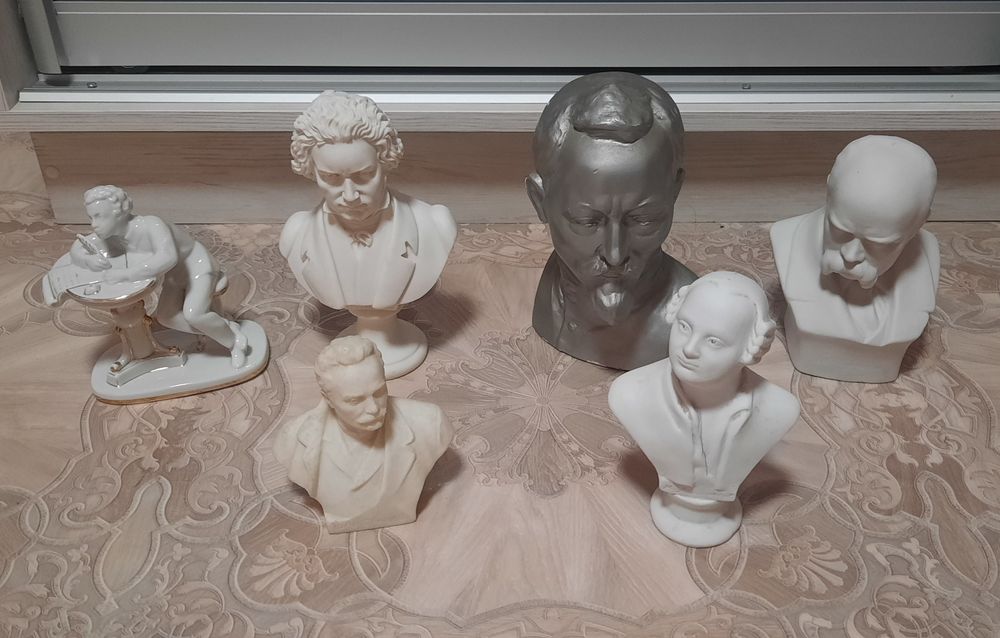 Фарфоровый бюст исторических людей.