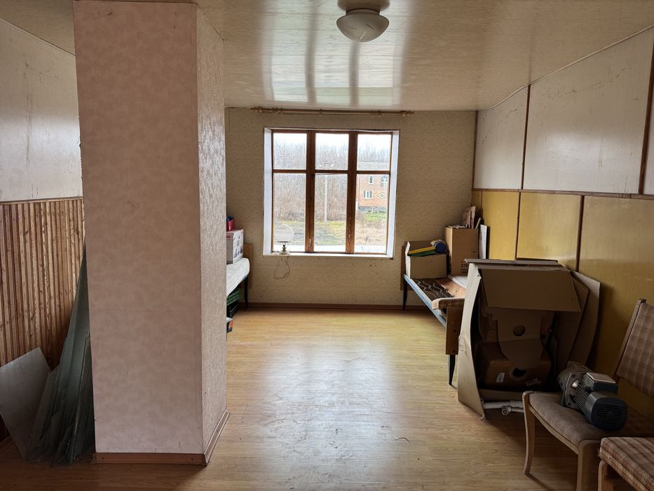 Продаж двоповерхового будинку з банею та ставком