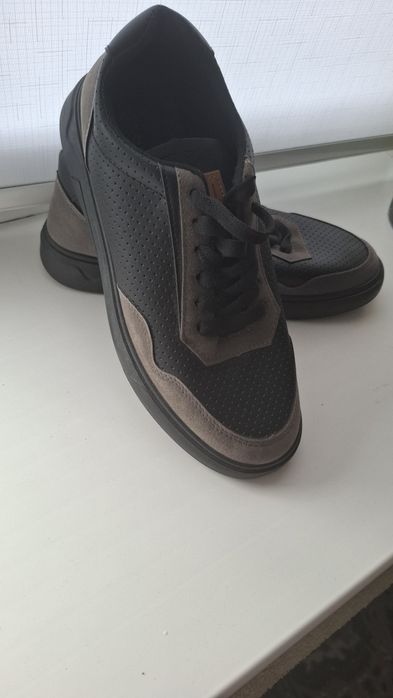 Кросівки чоловічі