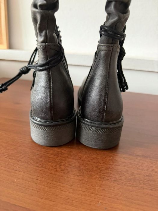 B.P.C kozaki szare z troczkami i dżetami r.38