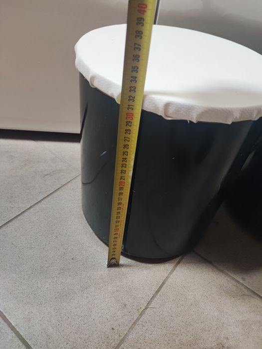 Pufy, taborety, biało-czarne