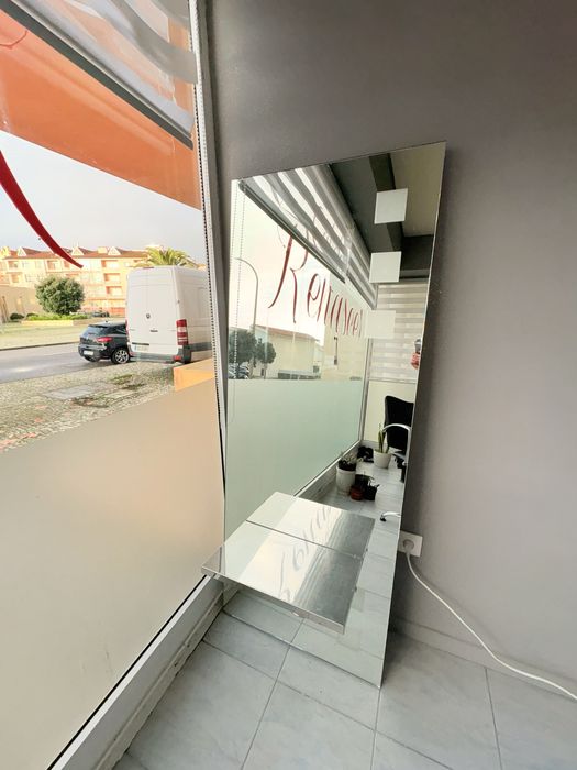 Cadeira e espelho de cabeleireiro