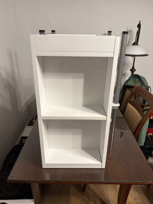 Biała szafka wisząca do łazienki