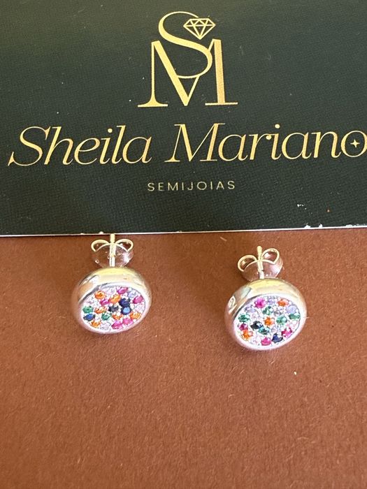 Brinco banhado a prata com pedras coloridas de zirconia
