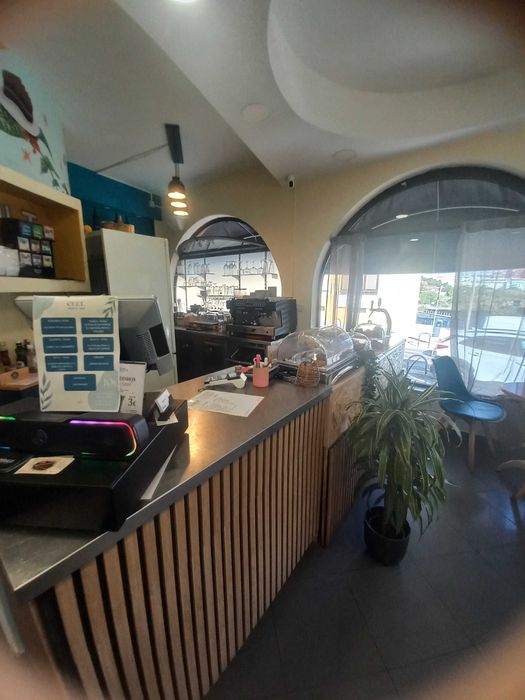 Trespasse de café/snack-bar em pleno funcionamento, localizado na Quinta do Barão, em Carcavelos.