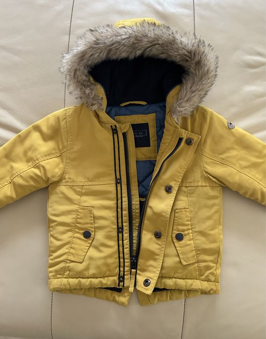 Zimowa, ochrowa kurtka ze sztucznym futrem marki Next