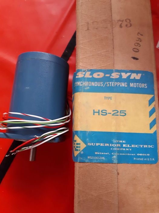 Motores de passo HS25 e M063-FC09