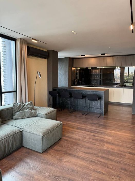 Продається велика елітна квартира з ремонтом з в глядом на Озеро