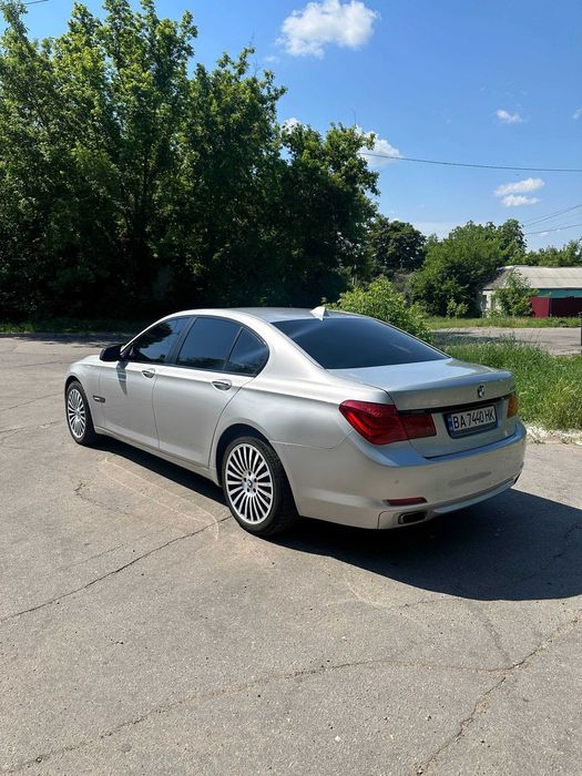 BMW 740i 2010 рік