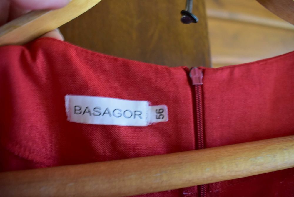 Стильне жіноче плаття червоного кольору