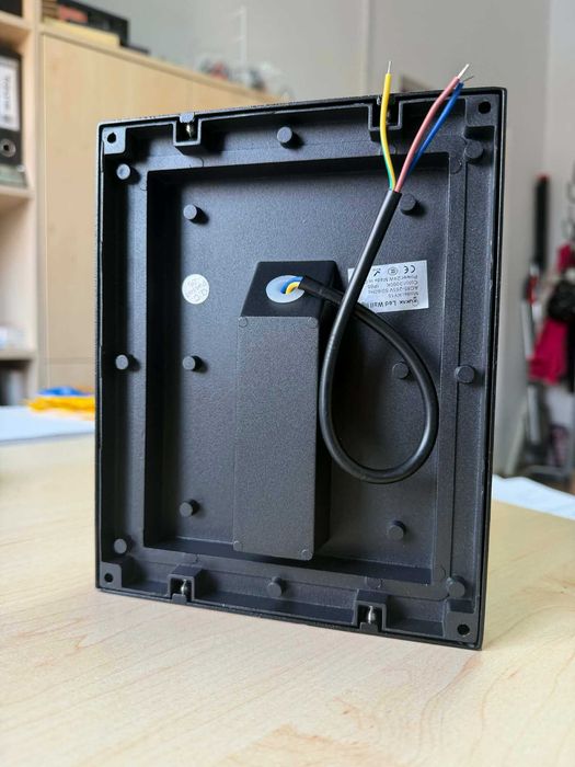 Nowoczesny kinkiet LED – czarny, minimalistyczny, stan bardzo dobry