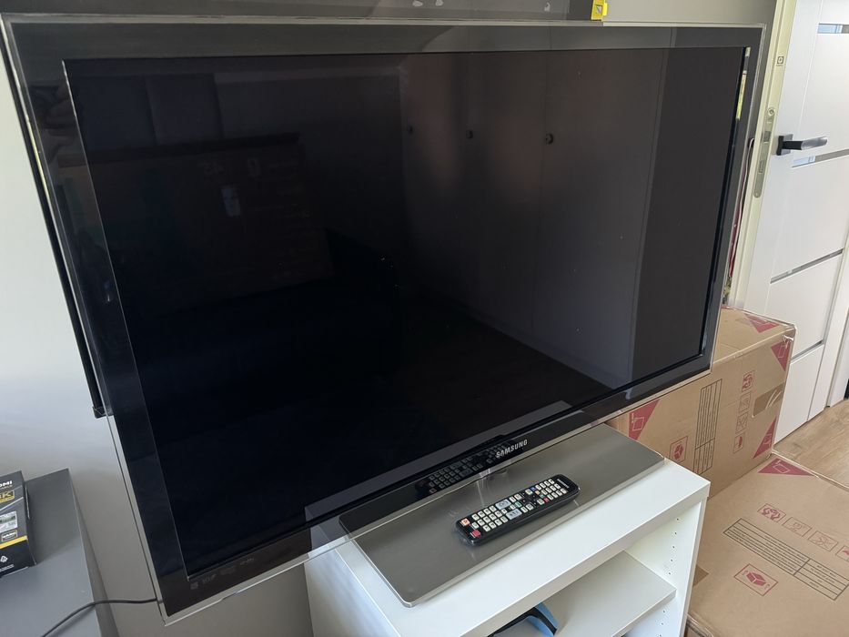 Telewizor marki Samsung o przekątnej 46 cali model UE46C6500UW