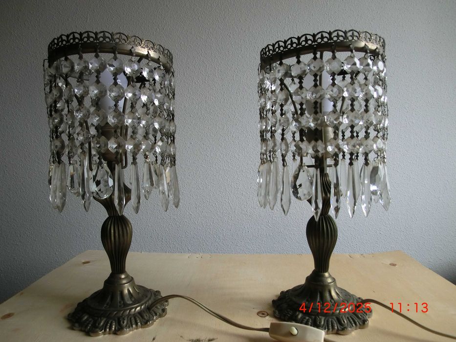 3 Candeeiros meio cristal, 1 de teto , 2 de mesa de cabeceira.