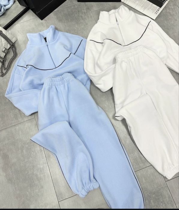 Спортивний жіночий костюм