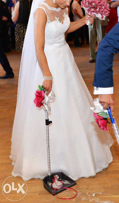 1Suknia ślubna z koronkowym gorsetem