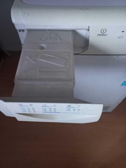 máquina de secar roupa Indesit, modelo IS70C