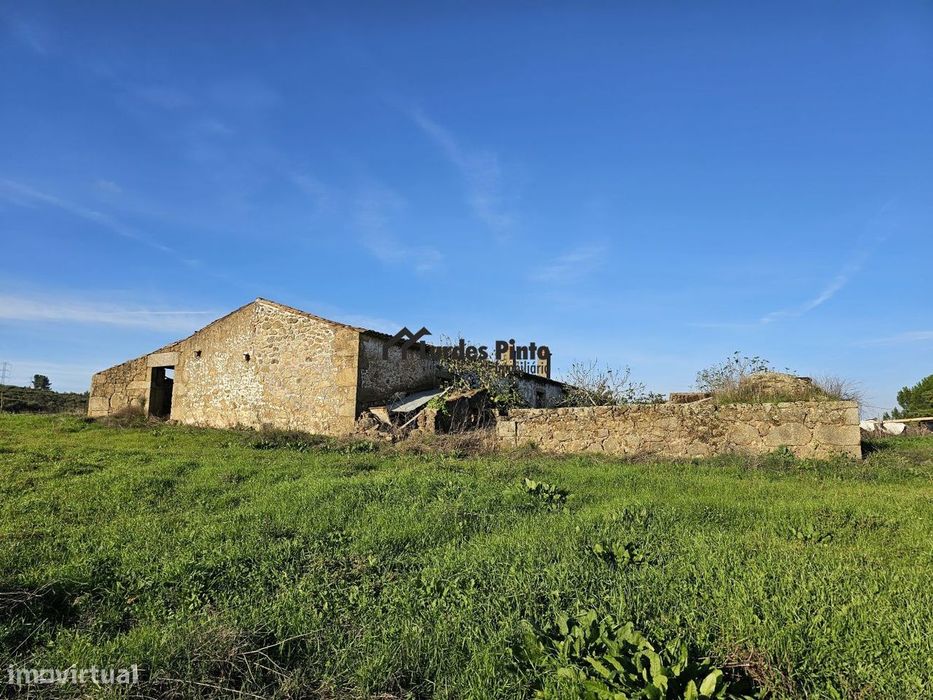 Quinta com casario em pedra