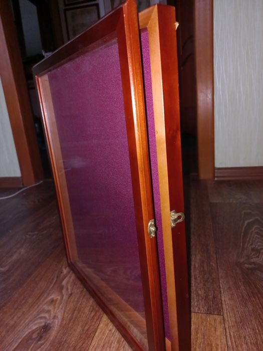 Дві виставочні рамки з стеклом для експонатів