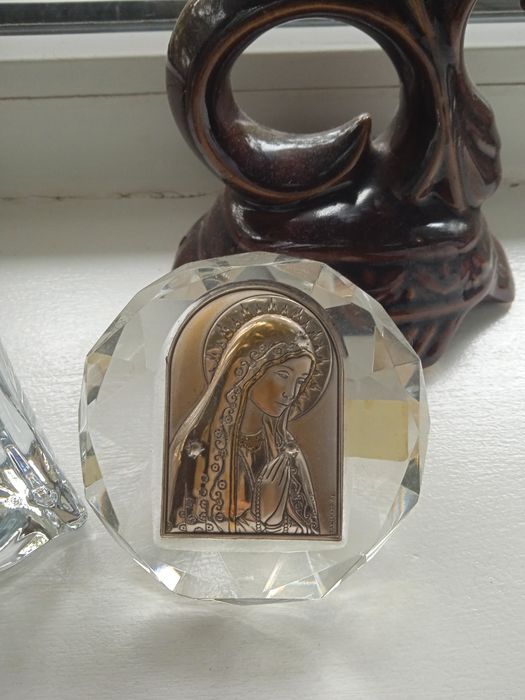 Божа матір посріблена в кришталі