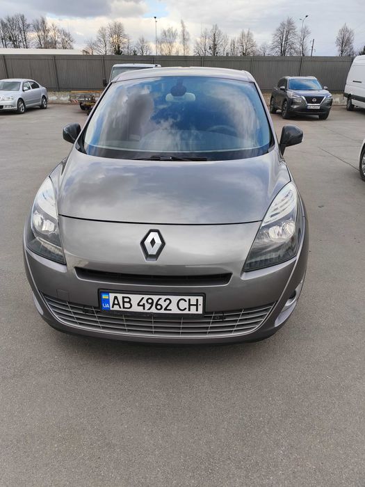Продам своє авто Renault Grand Scenic 2011 року. максимальна комплектація 7 місць.
