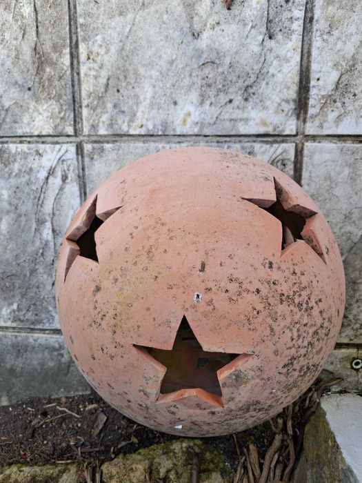 Peça decorativa de jardim em barro