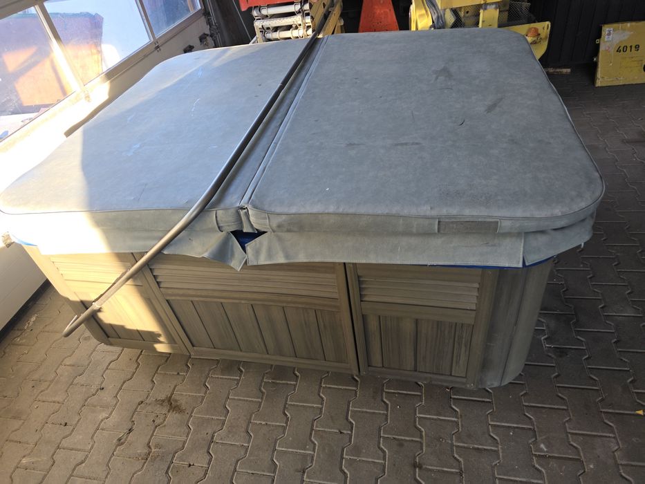 Jacuzzi ogrodowe taras ogrod caloroczne  ocieplone premium sundance spas capri