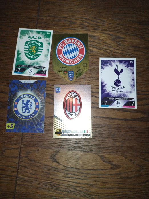 5 różnych kart piłkarskich, loga klubów