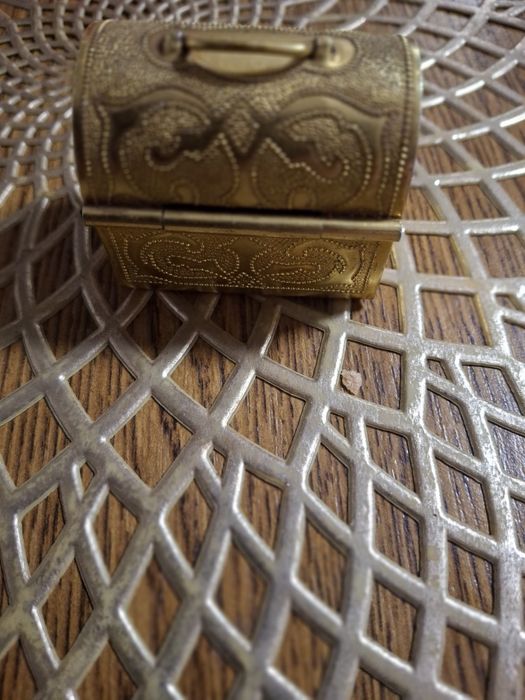 Stara mosiężna szkatułka Kuferek – Miniatura Vintage 4,5 cm