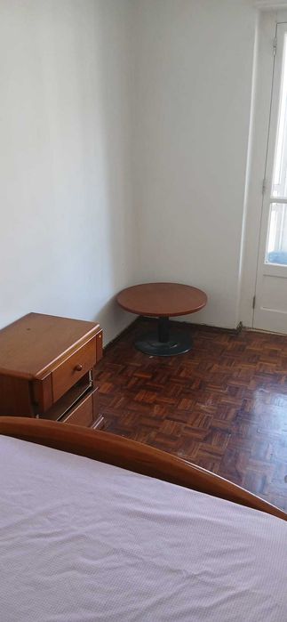Quarto para arrendamento mensal nas Mercês