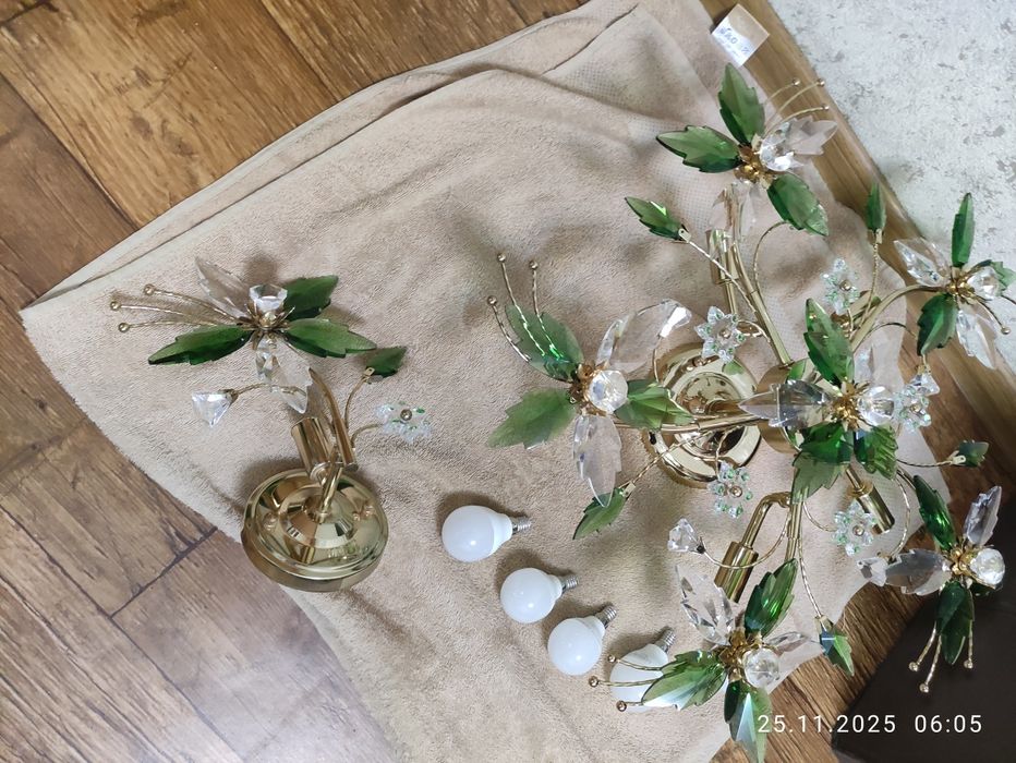 Люстра и светильник.