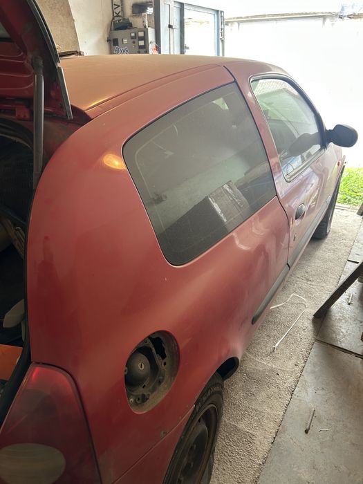 Renault Clio 2 1.2 бензин 8V Машина под разбор или для военных.