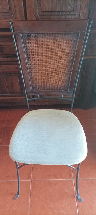 Cadeiras de ferro e madeira.