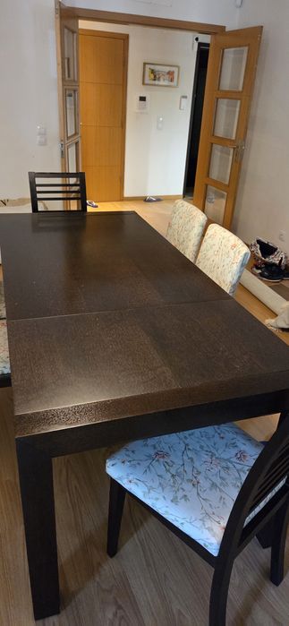 Mesa extensivel e 6 Cadeiras forradas