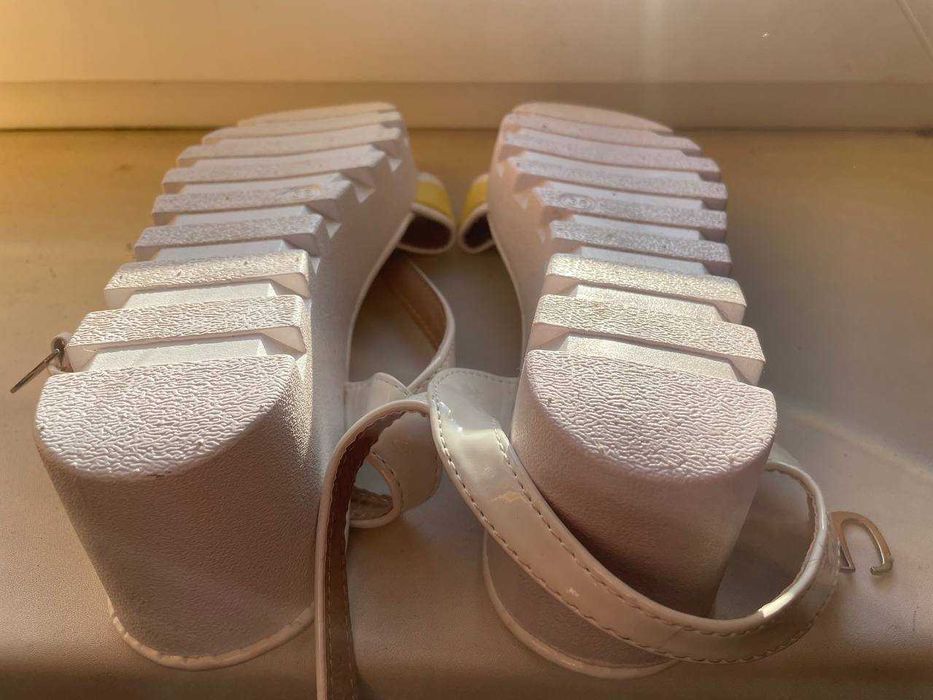 Белые босоножки с желтым акцентом (самый точный)