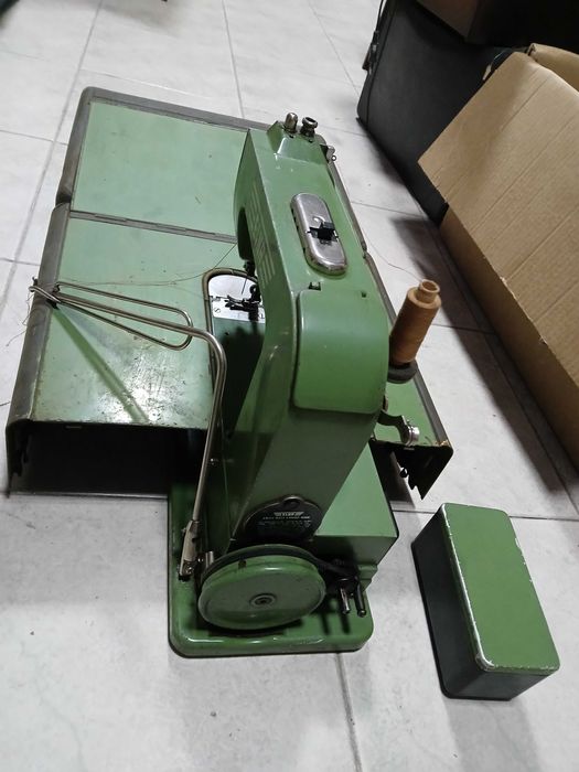 Antiga maquina de costura de fabrico Suiço