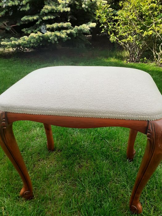 Piekny stylowy taboret