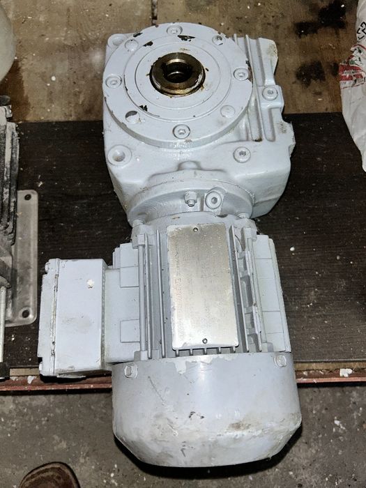 Przekładnia slimakowa motoreduktor 1380/ 8obr./min. Silnik 150Watt