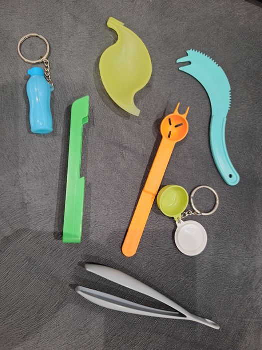 Gadżety, tupperware.