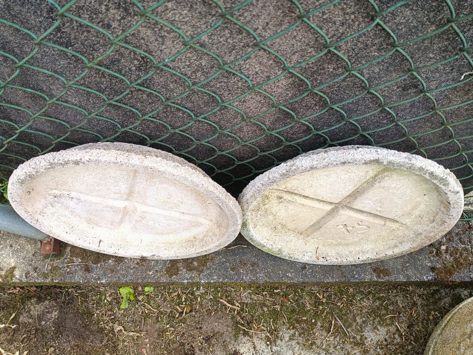 Base para floreiras em cimento e pedra com 30 cm diâmetro