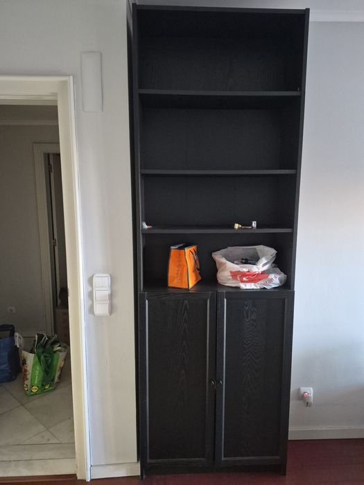 Estante Billy com portas