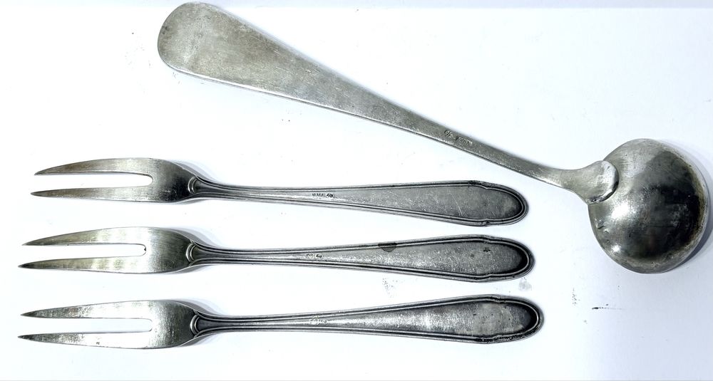 3 garfos de ostras/caracoís e uma pequena concha WMF c banho em prata
